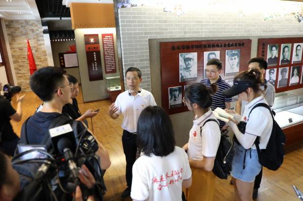 (圖為石首市委宣傳副部長蔡國松講述石首革命歷史)