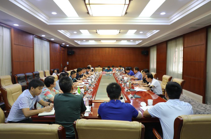 　　連日來，石首公司認(rèn)真開展“不忘初心 牢記使命”主 題教育工作，圍繞推進(jìn)項(xiàng)目建設(shè)進(jìn)行實(shí)地調(diào)研檢視，發(fā)現(xiàn)梳 理出事關(guān)項(xiàng)目開工前置審批程序的 20 項(xiàng)“硬骨頭”問題。7 月 25 日上午，石首市委書記劉忠誠召集相關(guān)鄉(xiāng)鎮(zhèn)、辦事處、 職能部門負(fù)責(zé)人，找路徑、定時限、解難題，確?！疤以葱?鎮(zhèn)”項(xiàng)目于 8 月底開工建設(shè)。